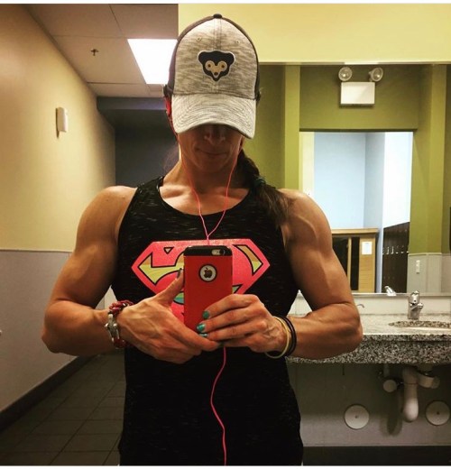 julia-shoulders-front